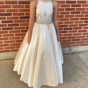Size 10 girls pageant dress. Beautiful on stage.
